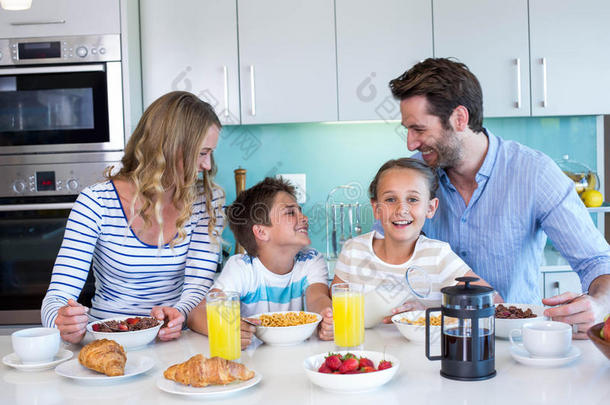 快乐的一家人一起吃早餐