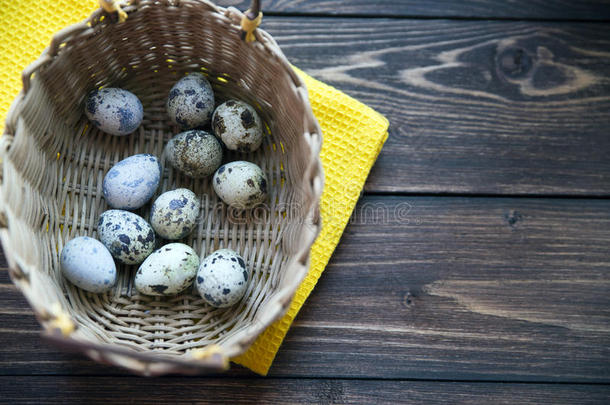 复活节鹌鹑蛋在篮子里的乡村木制