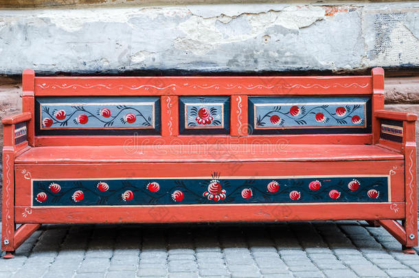 一朵彩绘的花，旧的文塔加<strong>红木</strong>凳，在一条城市街道上