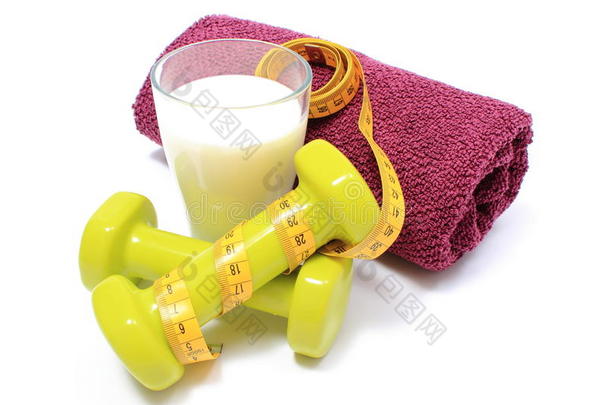 哑铃，毛巾用于健身和测量磁带与玻璃牛奶