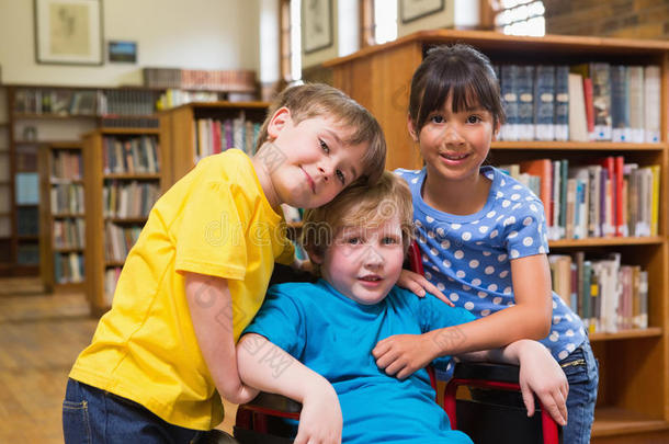 可爱的小学生在图书馆拥抱