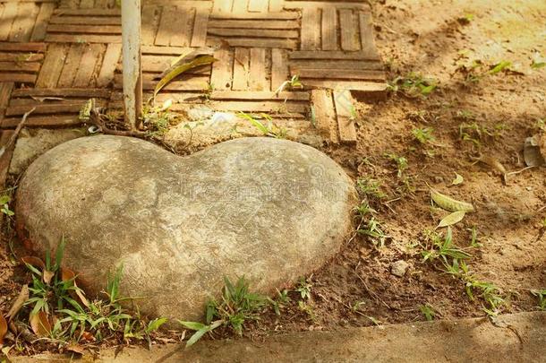花园里的棕色心石。