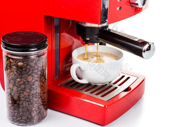 用鲜红色浓缩咖啡机冲泡咖啡