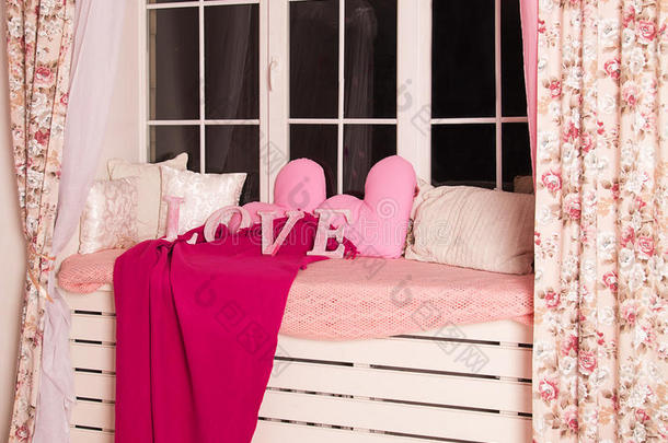 装饰粉红色的字母形成文字爱与粉红色枕头