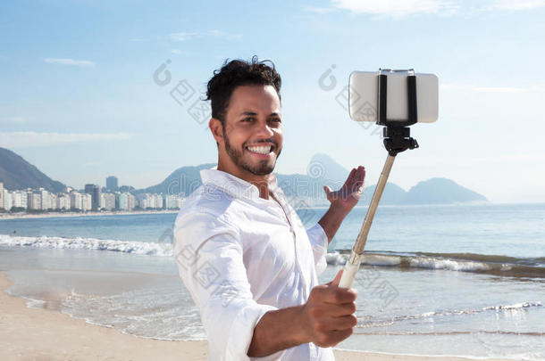 巴西男人在<strong>科帕卡巴纳</strong>海滩用棍子自拍