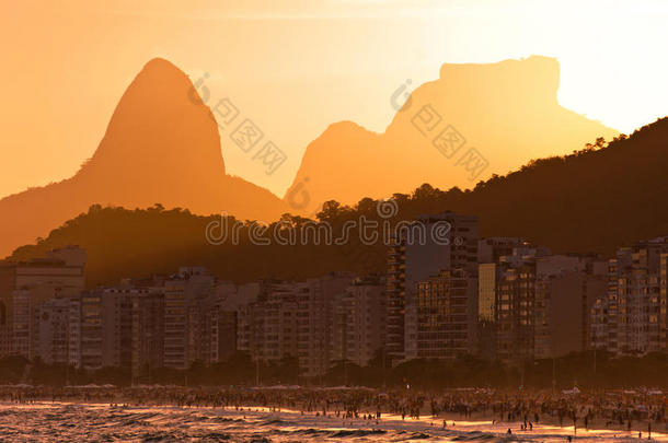 科帕卡巴纳海滩日落，里约热内卢，巴西
