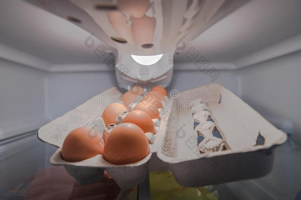 冰箱冰箱里托盘里的鸡蛋