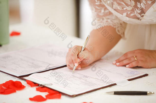 新娘签署<strong>结婚证</strong>