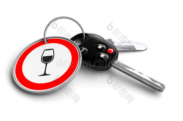 钥匙环上有葡萄酒玻璃标志的汽车钥匙。 饮料驾驶的概念。