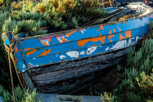 诺福克码头上五颜六色的废弃木船