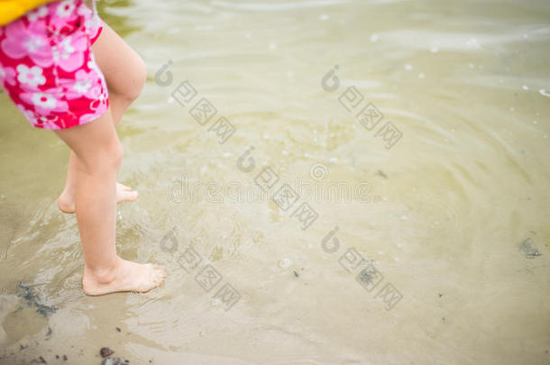 积极的宝贝赤脚的海滩身体部位