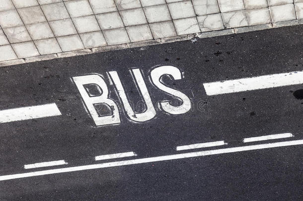 公共汽车标志涂在沥青上