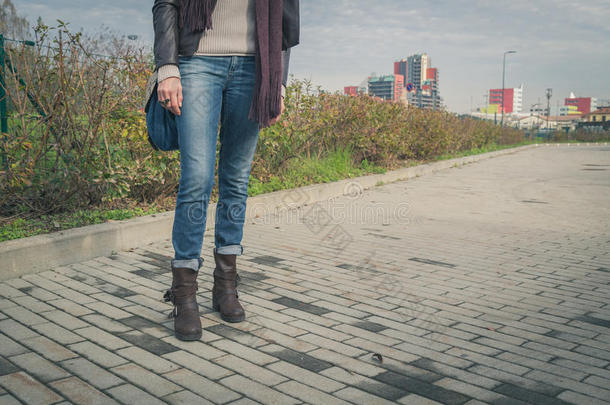 一个年轻女人在城市街道上摆姿势的细节