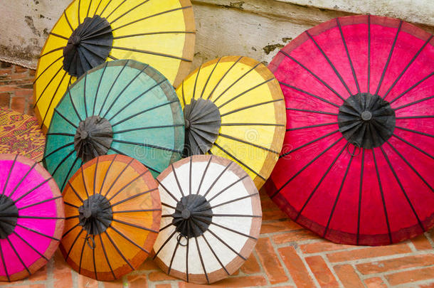 户外五颜六色的雨伞