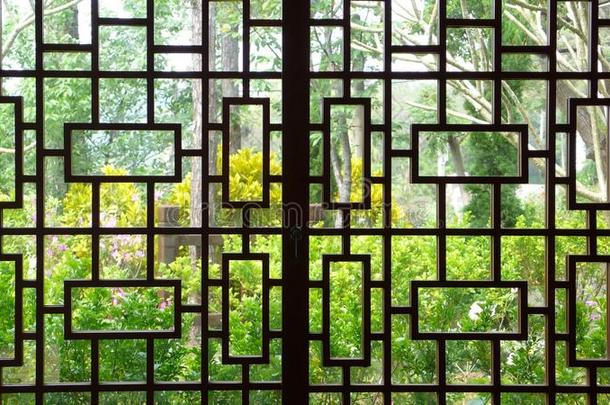 中式窗格。