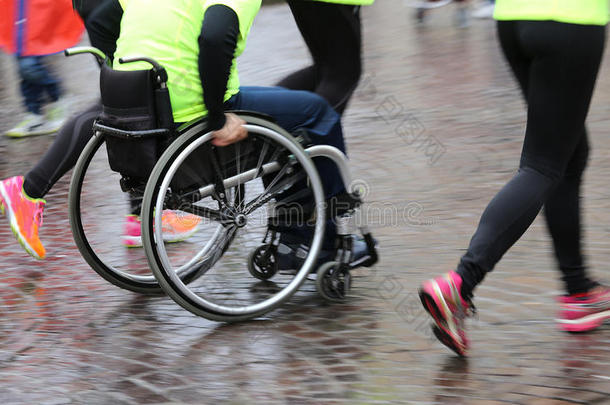 在体育比赛中有轮椅的残疾运动员