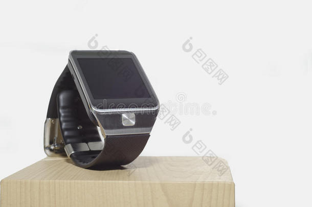 木箱上的黑色智能手表