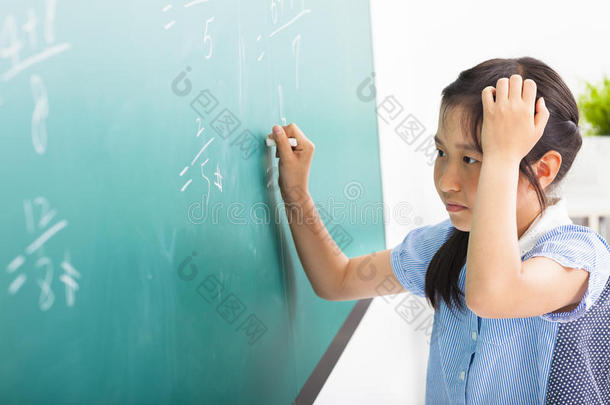 在黑板上做数学题的女孩