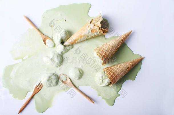 绿茶冰淇淋锥掉了