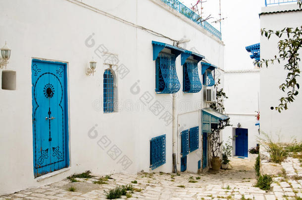 西迪布的蓝色门、窗户和白色墙壁<strong>说</strong>，