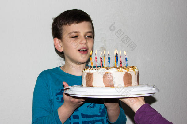 生日蛋糕。 蜡烛生日快乐男孩祝贺