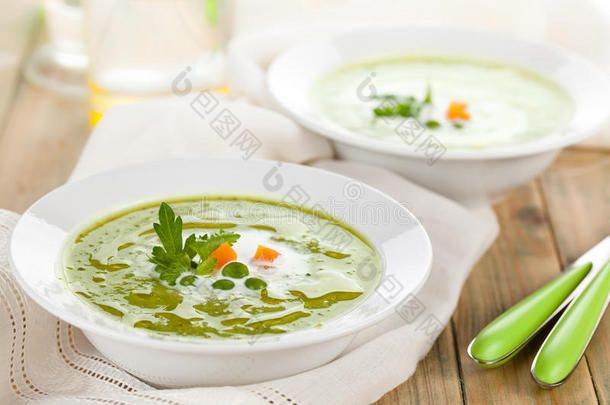 碗里的<strong>绿豆汤</strong>。