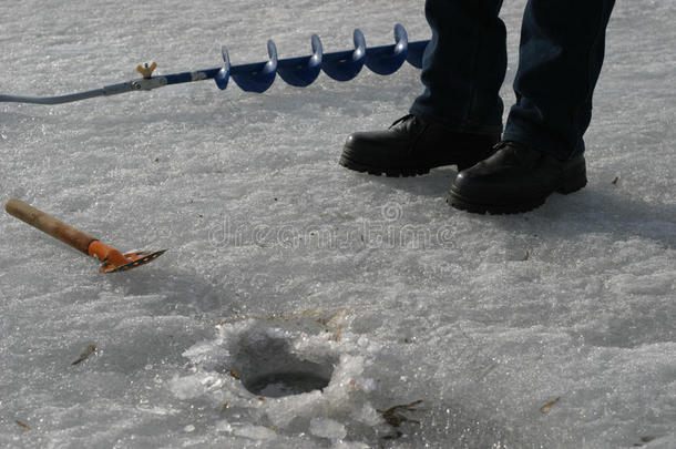 渔民设备冬季捕鱼