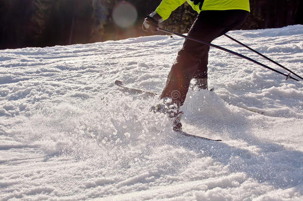 滑雪者从山上下来