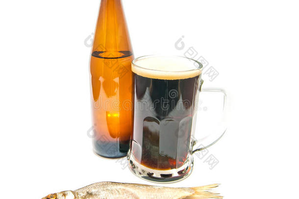 深色啤酒和金鱼特写
