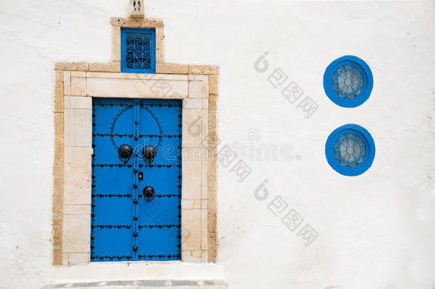西迪布的蓝色门和白色建筑墙说
