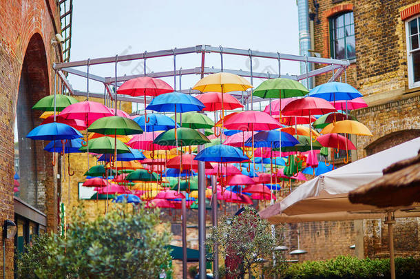 伦敦<strong>一条街</strong>上五颜六色的雨伞