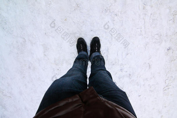脚踩在雪地上