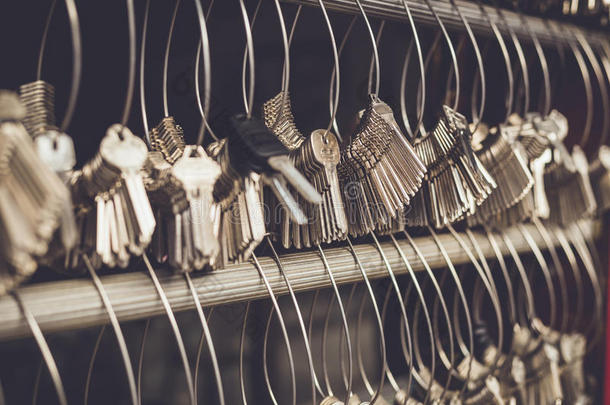 一堆钥匙挂在钥匙制造商商店的电线上