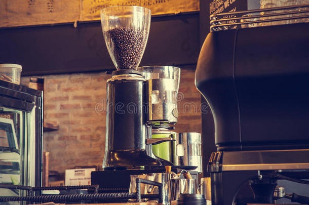 加烤咖啡豆的浓缩咖啡机，复古风格
