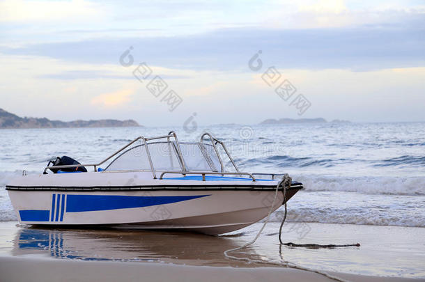 背景海滩美丽的蓝色船