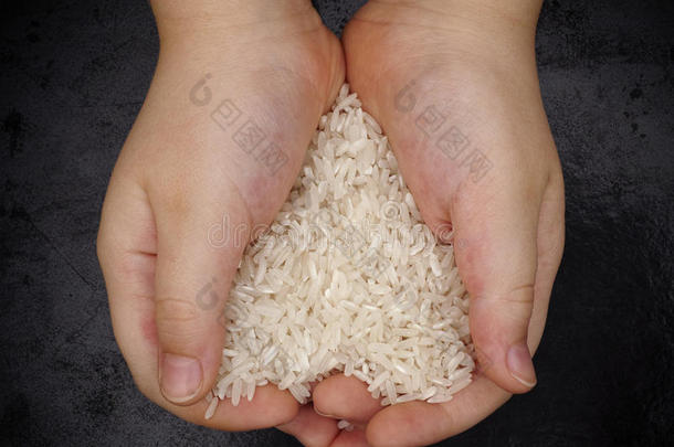 孩子手里拿着白米饭