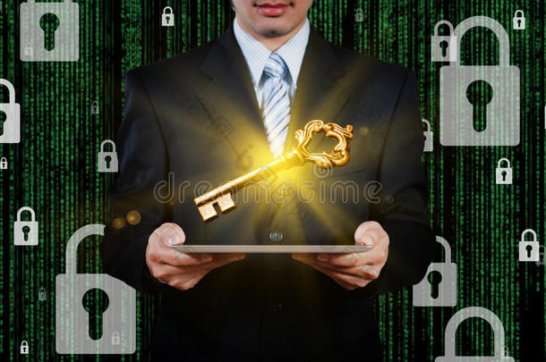 商人使用带有金钥匙的平板电脑