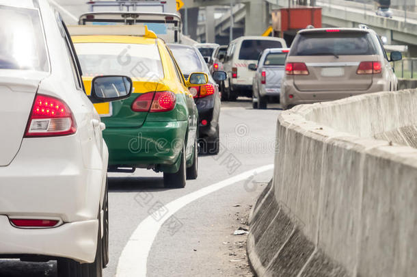 在交通不畅的道路上<strong>排队</strong>等候