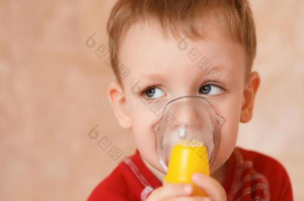 过敏哮喘宝贝男孩呼吸