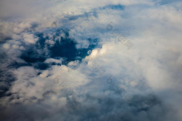 白色多云的天空。从云中飞行的飞机上看到的景色。