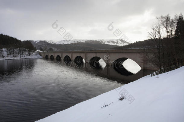 在雪中<strong>过桥过</strong>湖