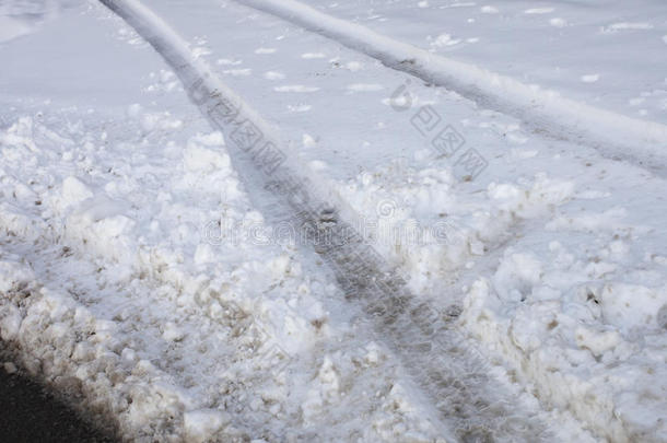 雪地里的轮胎痕迹