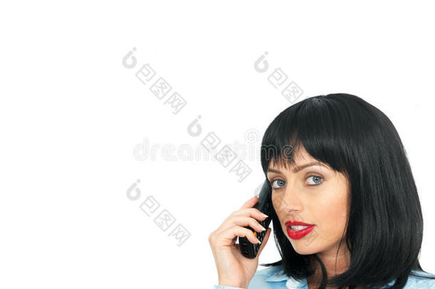 迷人的黑发年轻女子使用移动手机或无弦电话