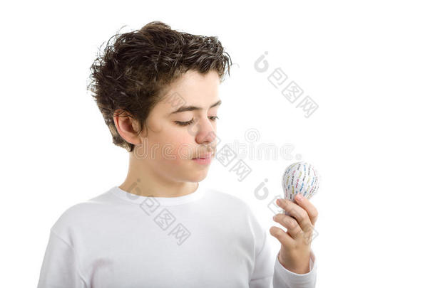 白种人光滑皮肤的男孩看着3D打印的灯泡