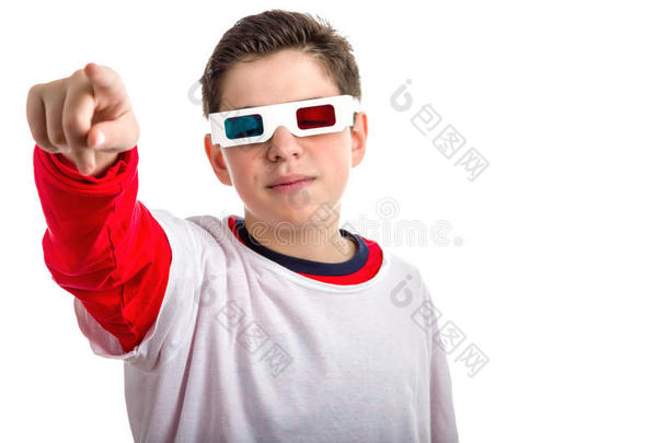 白种皮肤光滑的男孩戴着3d眼镜，看起来很<strong>有点</strong>像