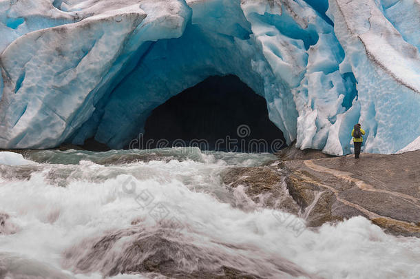冒险北极的敬畏美女洞穴