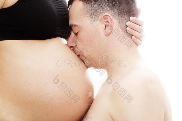 美丽的未来父母：他怀孕的亚洲妻子和一个快乐的丈夫一起接吻