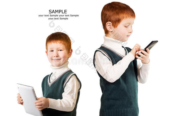 可爱的红色头发的孩子姿势与平板电脑和智能手机。 Isola