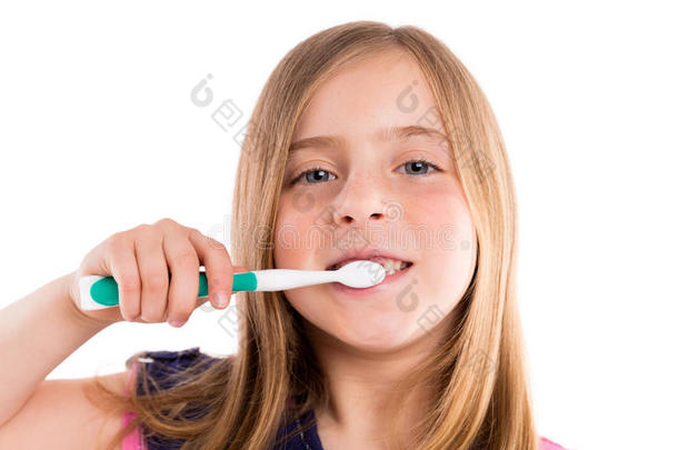 金发孩子缩进女孩清洁牙齿牙刷