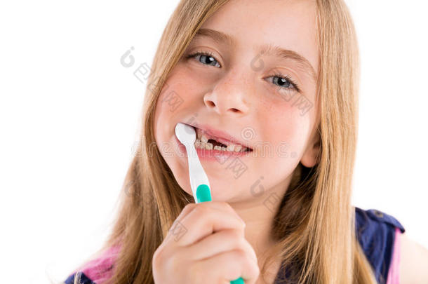 金发孩子缩进女孩清洁牙齿牙刷